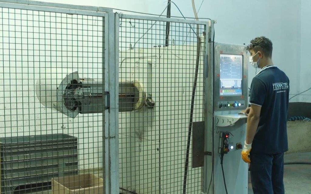 CNC tel büküm makinesinde çalışan operatör