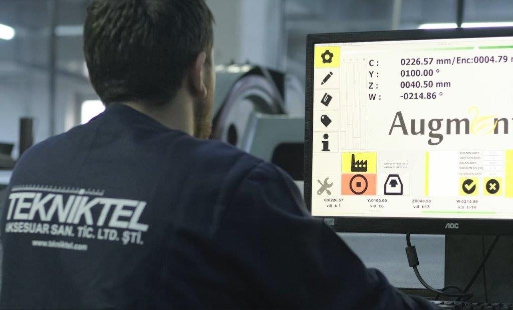 CNC makinesinin ekranında program ayarlayan operatör