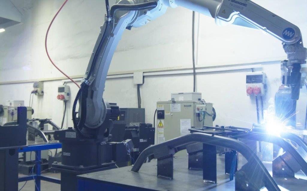 Kaynak robotu çalışırken