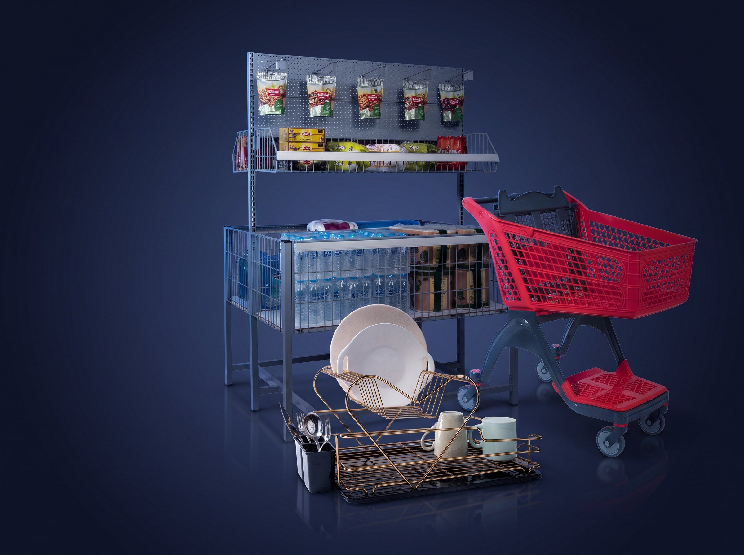 Tekniktel promosyon havuzu, plastik market arabası ve tel tabaklık, koyu stüdyo zemininde